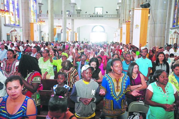 Tambores, maracas y canto para la Morenita