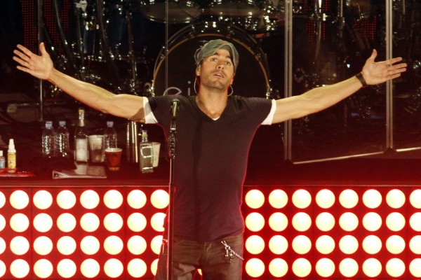 Enrique Iglesias se presenta borracho en concierto