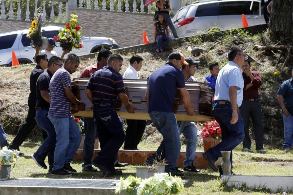 'Este es un día muy duro... pero es un hasta pronto”: Doloroso entierro de médico y su padre