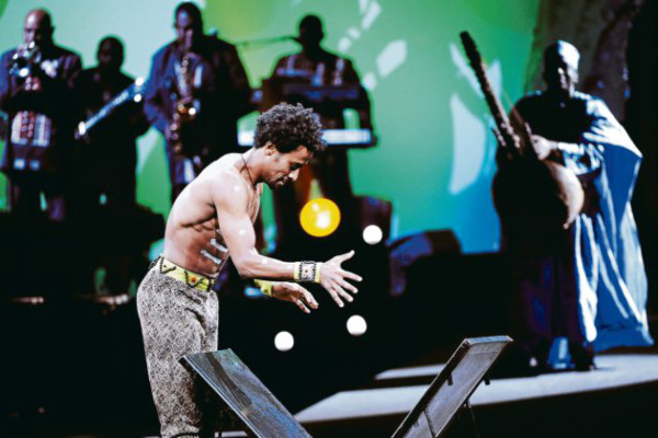 Acrobacias, bailes y música africana en el circo