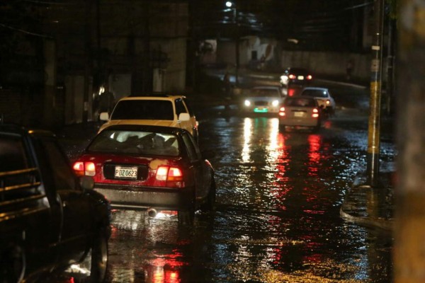Fotos: Fuertes lluvias azotan calles y avenidas de Tegucigalpa