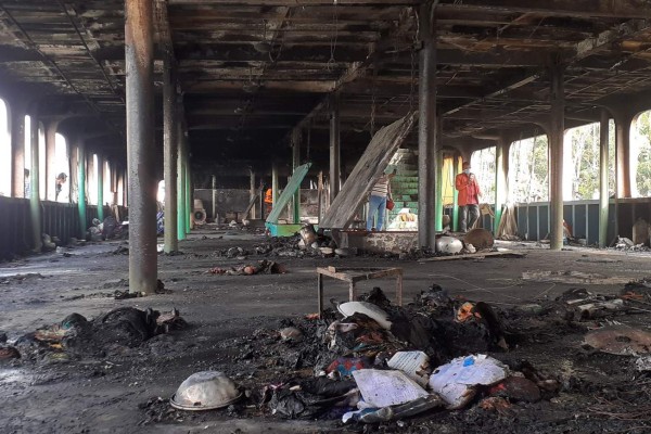 Las dolorosas imágenes tras el incendio que deja al menos 37 muertos en un ferry en Bangladés