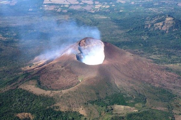 Erupción volcánica en noroeste de Nicaragua