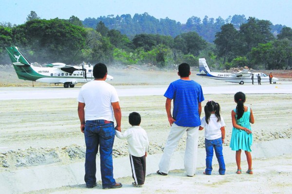 Aeronáutica y Defensa asumirán el control de nueve aeródromos