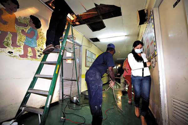 Estallan aguas negras en Medicina Pediátrica