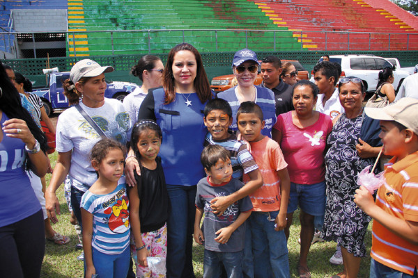 Nacionalistas celebran Día del Niño con piñatas