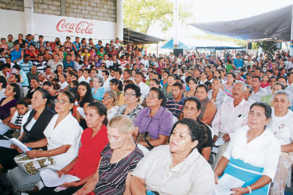 Católicos presencian ordenación del nuevo jerarca eclesial del sur