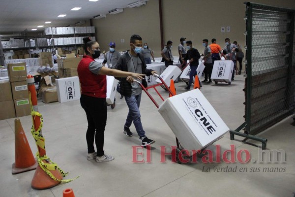 Así avanza el proceso de preparación de maletas electorales en el Centro Logístico Electoral (Fotos)