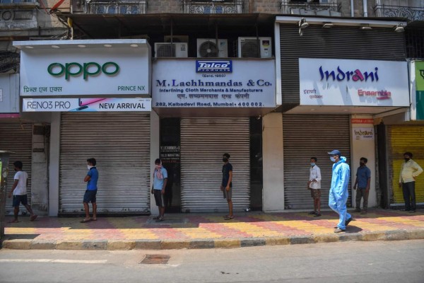 Sin abrazos y a guardar distancia: La convivencia en tiempos de coronavirus (FOTOS)