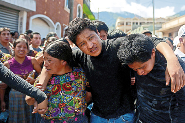 Comunidad entierra con dolor víctimas de mortal terremoto