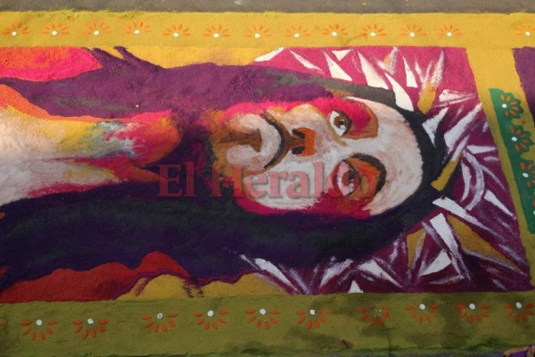 Color y tradición, las alfombras de aserrín que engalanan la Semana Santa (FOTOS)