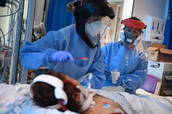 FOTOS: Salas de cuidados intensivos donde pacientes con Covid-19 pelean contra la muerte