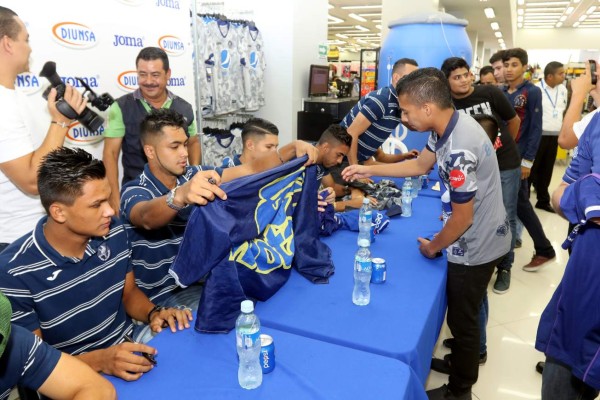 Motagua dio autógrafos a sus aficionados previo al derbi