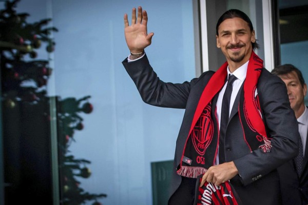 FOTOS: Destrozada y en el suelo, así quedó la estatua de Zlatan Ibrahimovic tras actos vandálicos