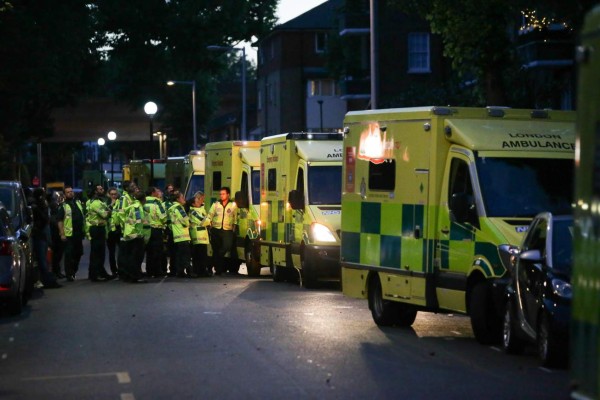 Voraz incendio consume la Grenfell Tower, un edificio de 27 plantas en Londres
