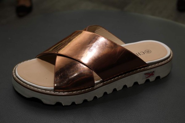 Prendas y accesorios dorados y plateados