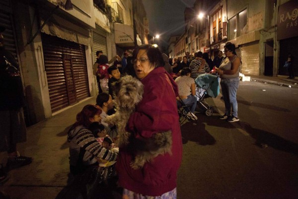 FOTOS: Tras fuerte temblor en México, las familias se abrazan nerviosas en las calles