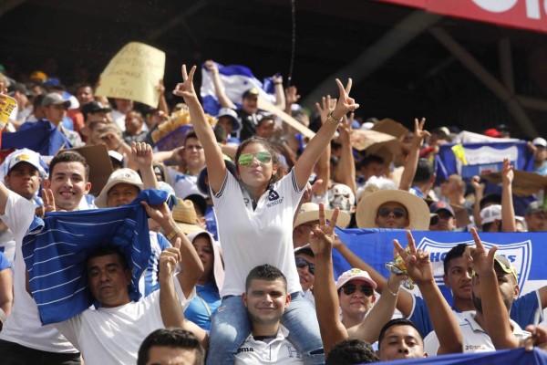 Honduras: La afición catracha apoyó, gritó y sufrió por la Bicolor en el Olímpico