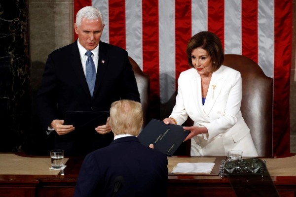 En imágenes: Momento en el que Donald Trump niega estrechar la mano a Nancy Pelosi