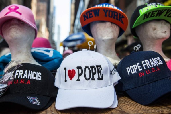 Multitudes, alegría y souvenirs caracterizan visita del Papa