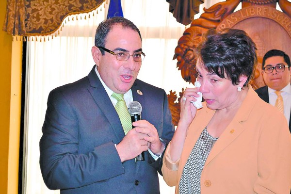 Mireya Agüero se despide de Cancillería con lágrimas