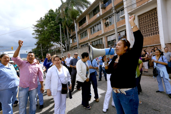 Empleados de Salud reclaman pago de salarios