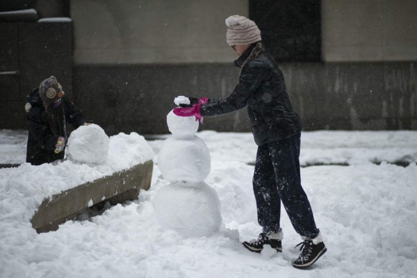 Transporte paralizado y confinamiento: alerta por nevada en Estados Unidos