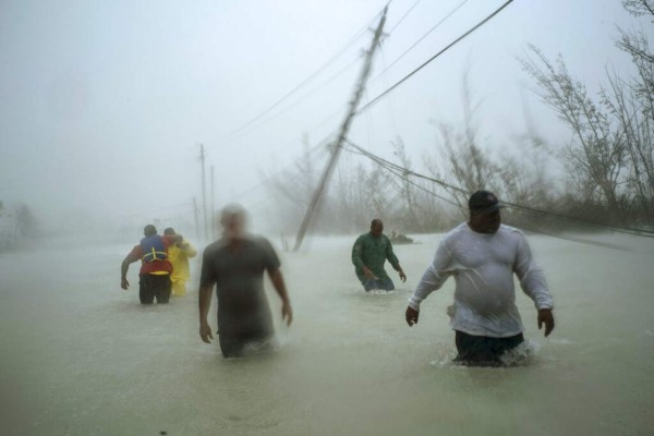Entre escombros y bajo el agua, así quedó Bahamas tras paso de Dorian