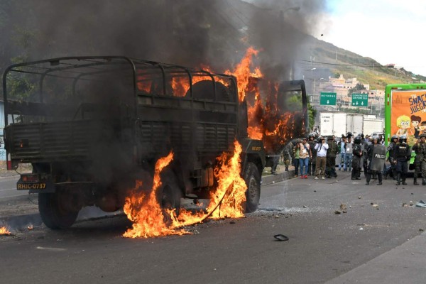 Las impactantes imágenes de la quema del camión del ejército por manifestantes en Honduras