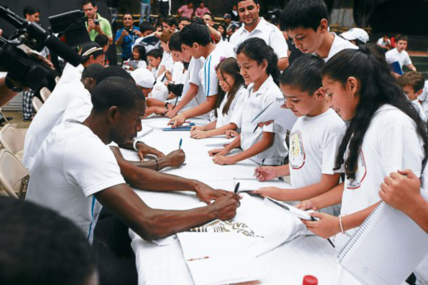 Olimpia motiva a estudiantes a jugar fútbol