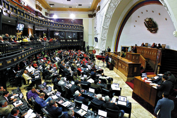 Maduro con poderes para dirigir transición a socialismo