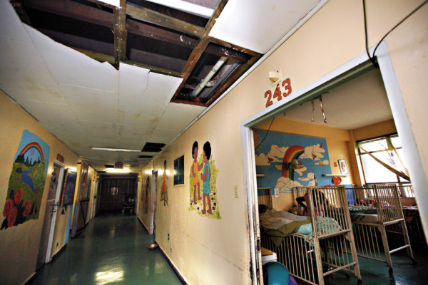 Reparan tuberías de aguas negras de Pediatría