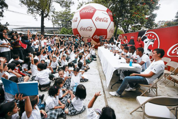 Olimpia motiva a estudiantes a jugar fútbol