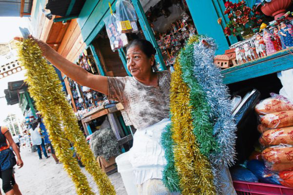 Productos navideños invaden plazas comerciales