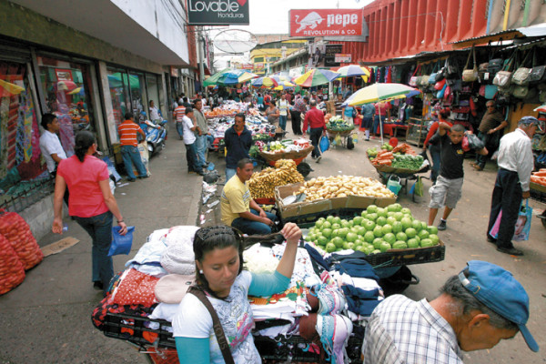 Vendedores invaden los mercados