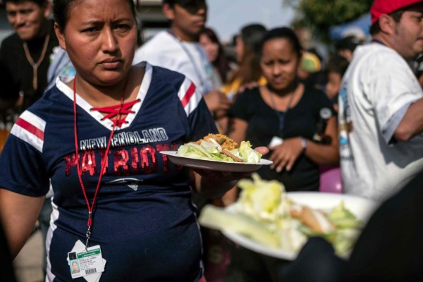 FOTOS: La agridulce celebración de los migrantes en la frontera de México con EEUU