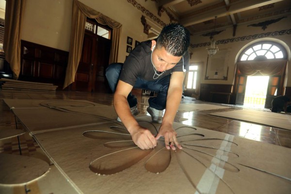 Alfombras y un mural interactivo se preparan para la Semana Santa en la capital de Honduras