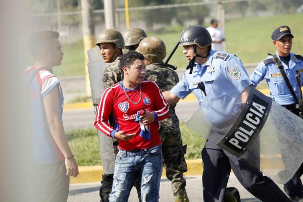 Nuevamente las 'barras' manchan el espectáculo deportivo