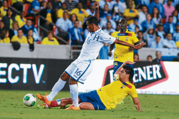 Costly mantiene de pie a Honduras