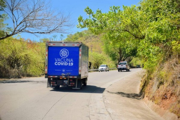 Lágrimas, festejo y abrazos por la llegada de vacunas donadas por El Salvador