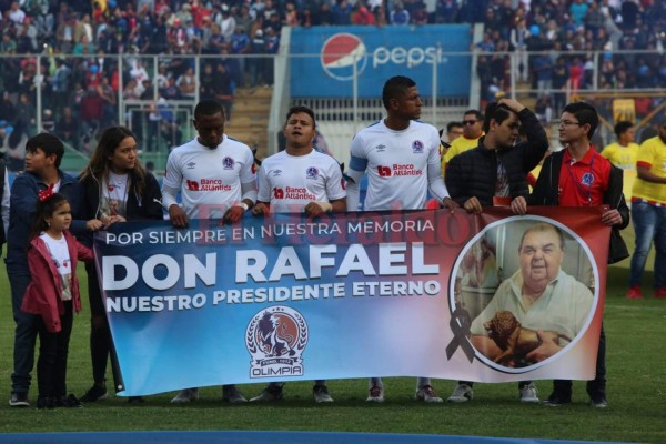 Las 10 fotos del emotivo homenaje a Rafael Ferrari en la final, el eterno presidente del Olimpia