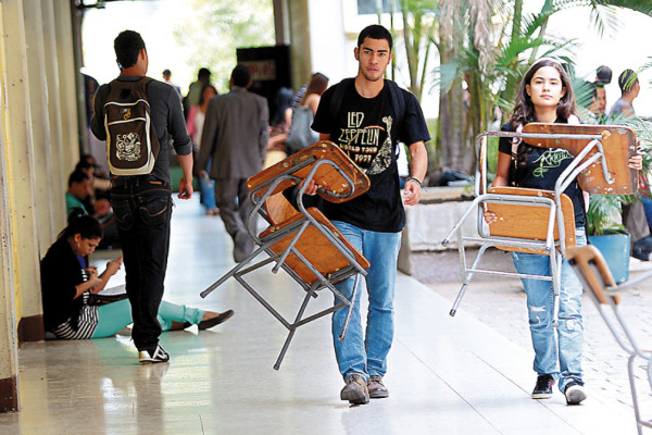 Peligran graduaciones en UNAH