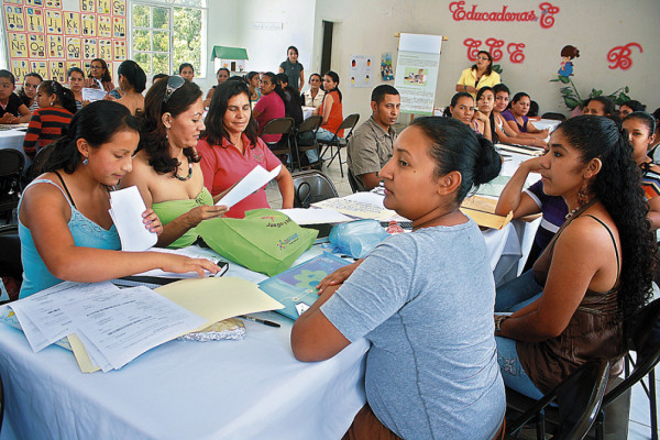 Forman a voluntarios de educación