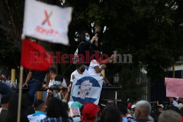 Simpatizantes de Libre protestan por decisiones en sesión preparatoria (FOTOS)