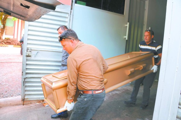 Alimentaba a su perro, se cae y muere