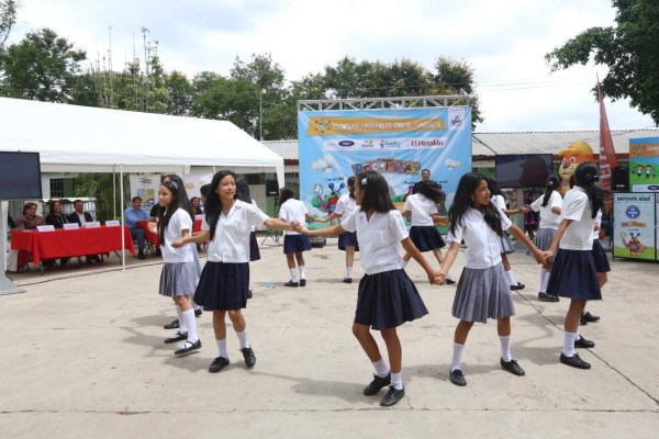 Niños brillan con su talento en lanzamiento de campaña