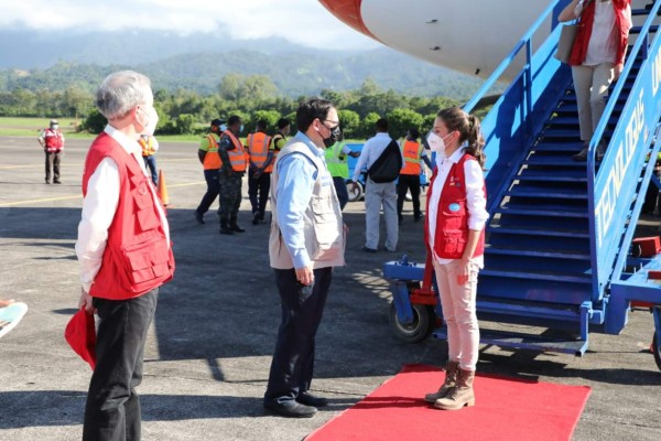 La bienvenida a la reina Letizia antes de visitar zonas devastadas (FOTOS)