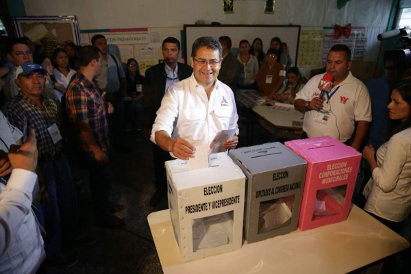 El presidente Juan Orlando Hernández ejerció el sufragio en Gracias, Lempira