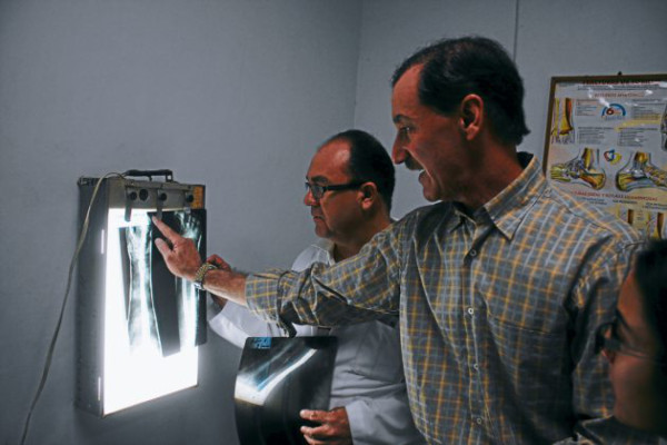 Realizan brigada de reconstrucción de manos en el sur