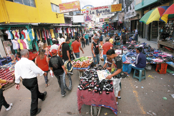 Vendedores invaden los mercados